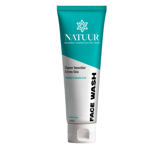 Natuur.in clarifying face wash tube with salicylic and glycolic acid for smoother skin in teal and white packaging