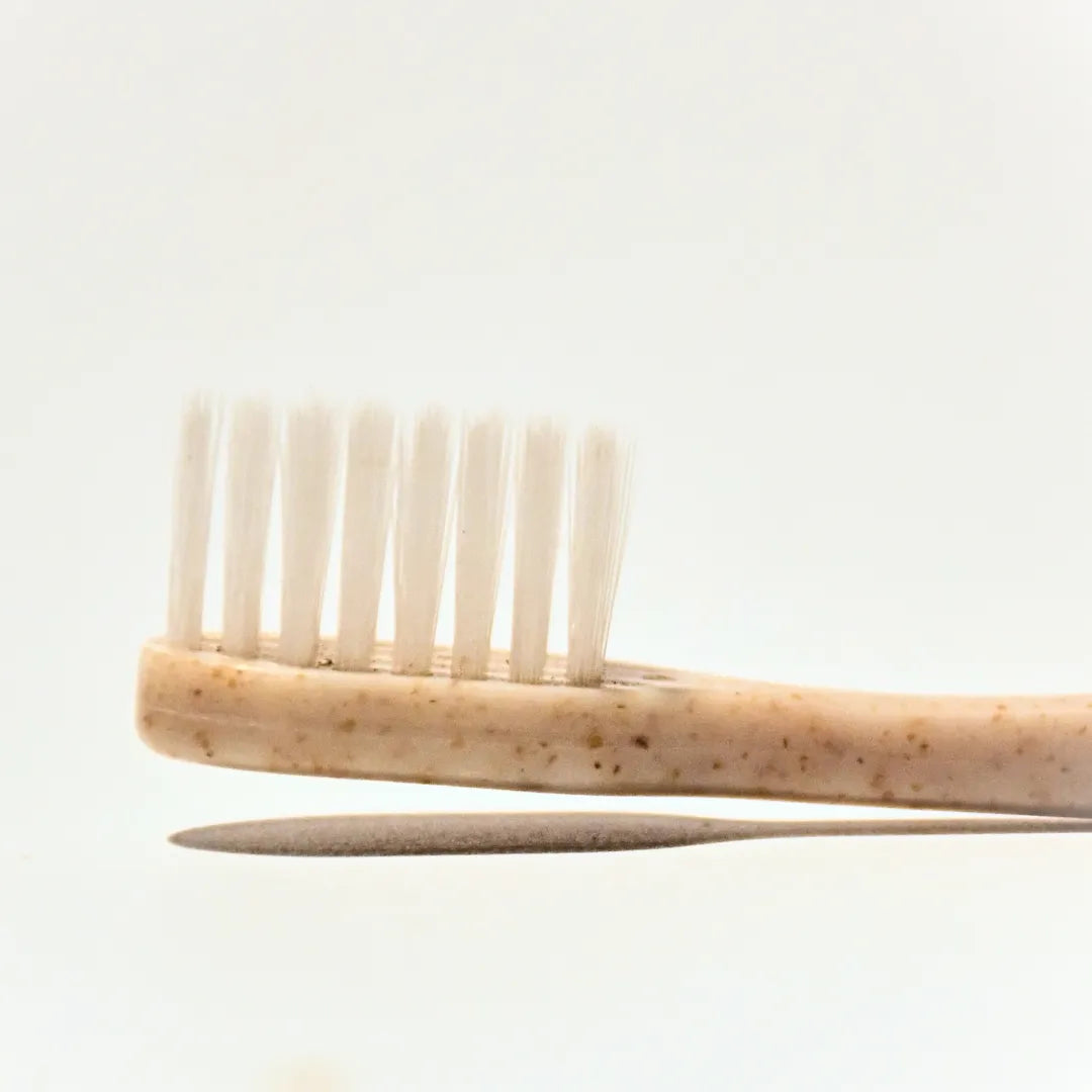 Natuur.in Daito toothbrush with extra soft white bristles and a speckled beige handle for sensitive gums