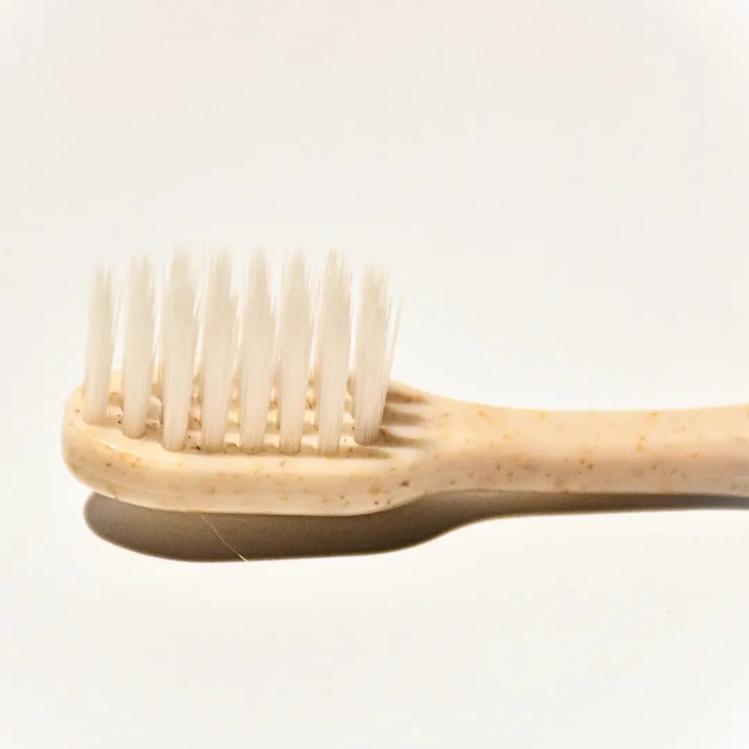 Natuur.in Daito toothbrush with extra soft white bristles and a speckled beige octagonal handle for sensitive gums.