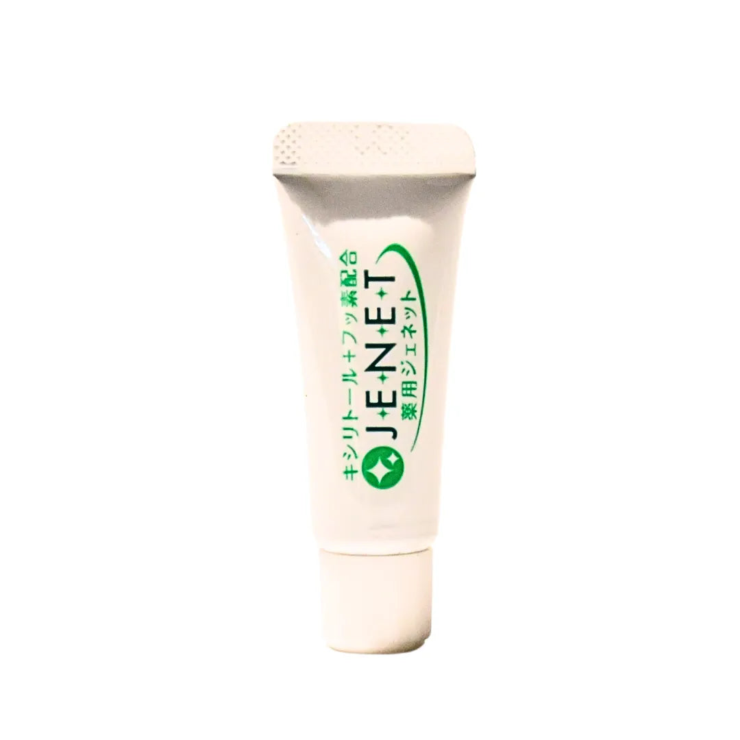 Natuur.in J E N E T toothpaste tube with green branding and Japanese text for gentle oral care